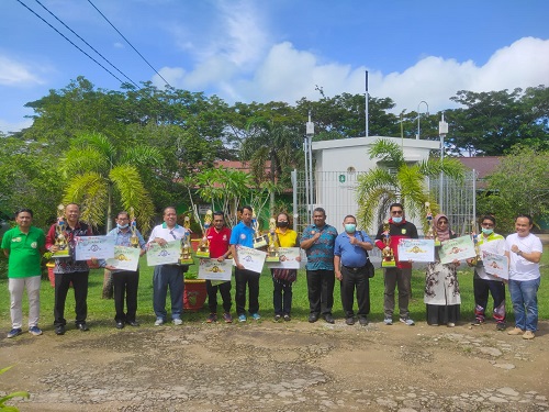Kadis DLH Serahkan Penghargaan Lomba Kebersihan Kabupaten Sanggau Tahun 2022 – Dinas Lingkungan Hidup