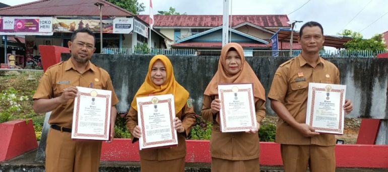 PNS Dinas Perkebunan dan Peternakan Kabupaten Sanggau Terima Tanda Kehormatan Satyalancana Karya Satya