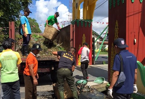 Dukung Penyelenggaraan Festival Budaya Faradje’Pesaka Negeri Sanggau XIV DLH Sanggau lakukan kerja bakti – Dinas Lingkungan Hidup