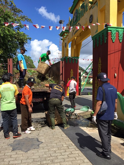Dukung Penyelenggaraan Festival Budaya Faradje’Pesaka Negeri Sanggau XIV DLH Sanggau lakukan kerja bakti – Dinas Lingkungan Hidup