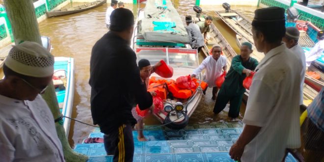 Kejari Sanggau Salurkan Ratusan Sembako pada Warga Terdampak Banjir di Dusun Sungai Bemban – Kalimantan Today