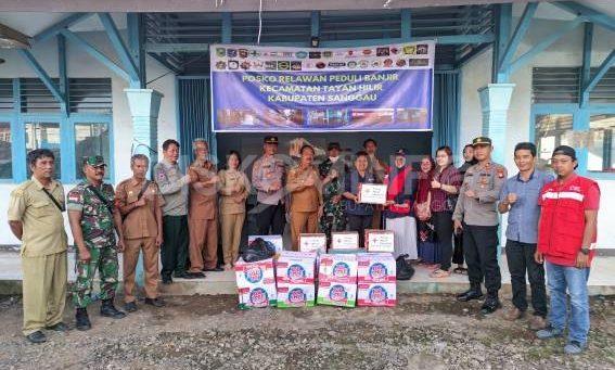 Pemerintah Kabupaten Sanggau Serahkan Bantuan Bencana Banjir Di Kecamatan Tayan Hilir Dan Kecamatan Toba