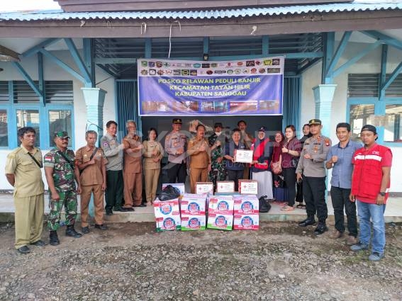 Pemerintah Kabupaten Sanggau Serahkan Bantuan Bencana Banjir Di Kecamatan Tayan Hilir Dan Kecamatan Toba