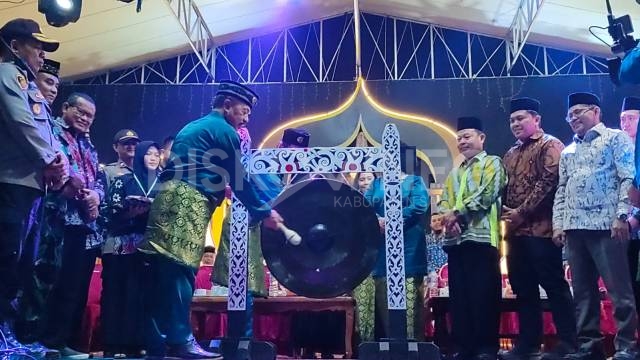 Wakil Bupati Sanggau Yohanes Ontot menutup MTQ tingkat Kabupaten Sanggau di Kecamatan Tayan Hulu
