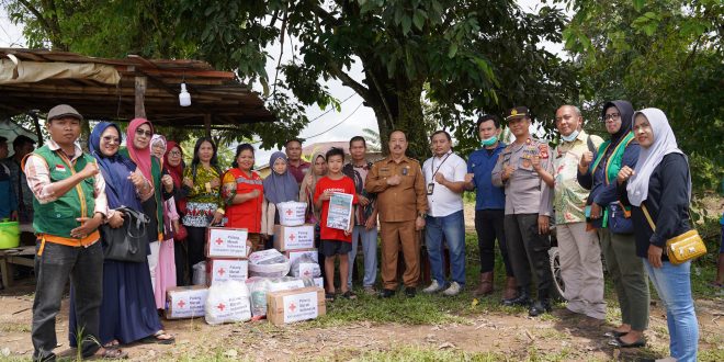 Wakil Bupati Sanggau Serahkan Bantuan pada Korban Kebakaran di Dusun Piasak – Kalimantan Today