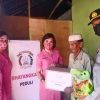 Pengurus Bhayangkari Polsek Tayan Hilir Serahkan Bantuan Sembako Kepada Warga Kurang Mampu