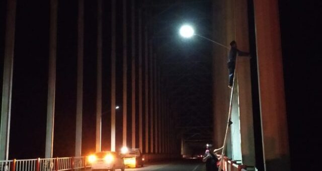 Peduli Penerangan Jembatan Kapuas Tayan, Warga RT 19 Pedalaman Pasang Lampu Solar Cell