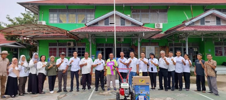 Wabup Sanggau Serahkan 4 Unit Alsintan ke Poktan – Kalimantan Today