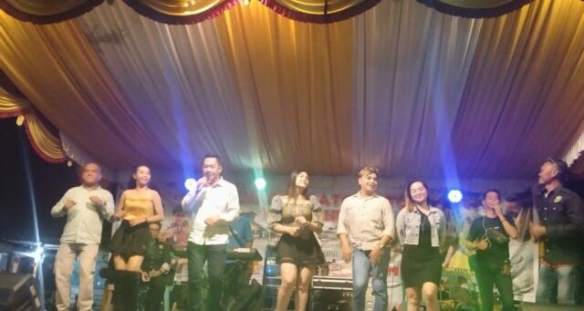 Tutup Hiburan Lomba-lato, Wakil Ketua DPRD Sanggau Nyanyikan Lagu Ciptaannya Berjudul Kuncit Pipit