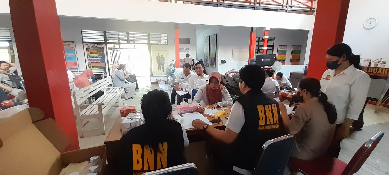 Pelaksanaan Tes Urine PNS dan Tenaga Kontrak bekerja sama dengan BNN Kab.Sanggau