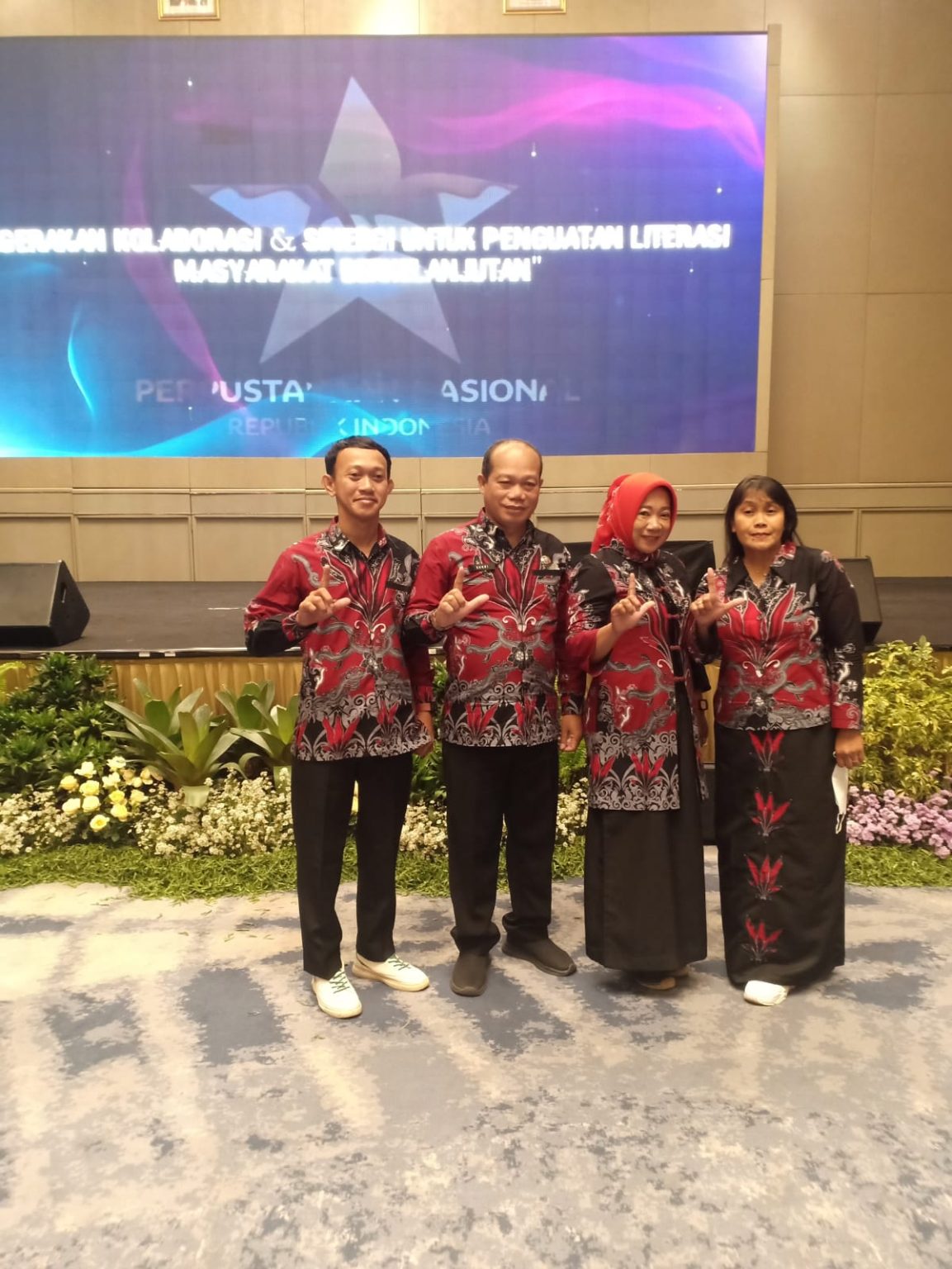 Perpustakaan Daerah Kabupaten Sanggau Mendapatkan Penghargaan Perpustakaan Terbaik TK. Nasional Perpustakaan Daerah Kabupaten Sanggau Mendapatkan Penghargaan Perpustakaan Terbaik TK. Nasional