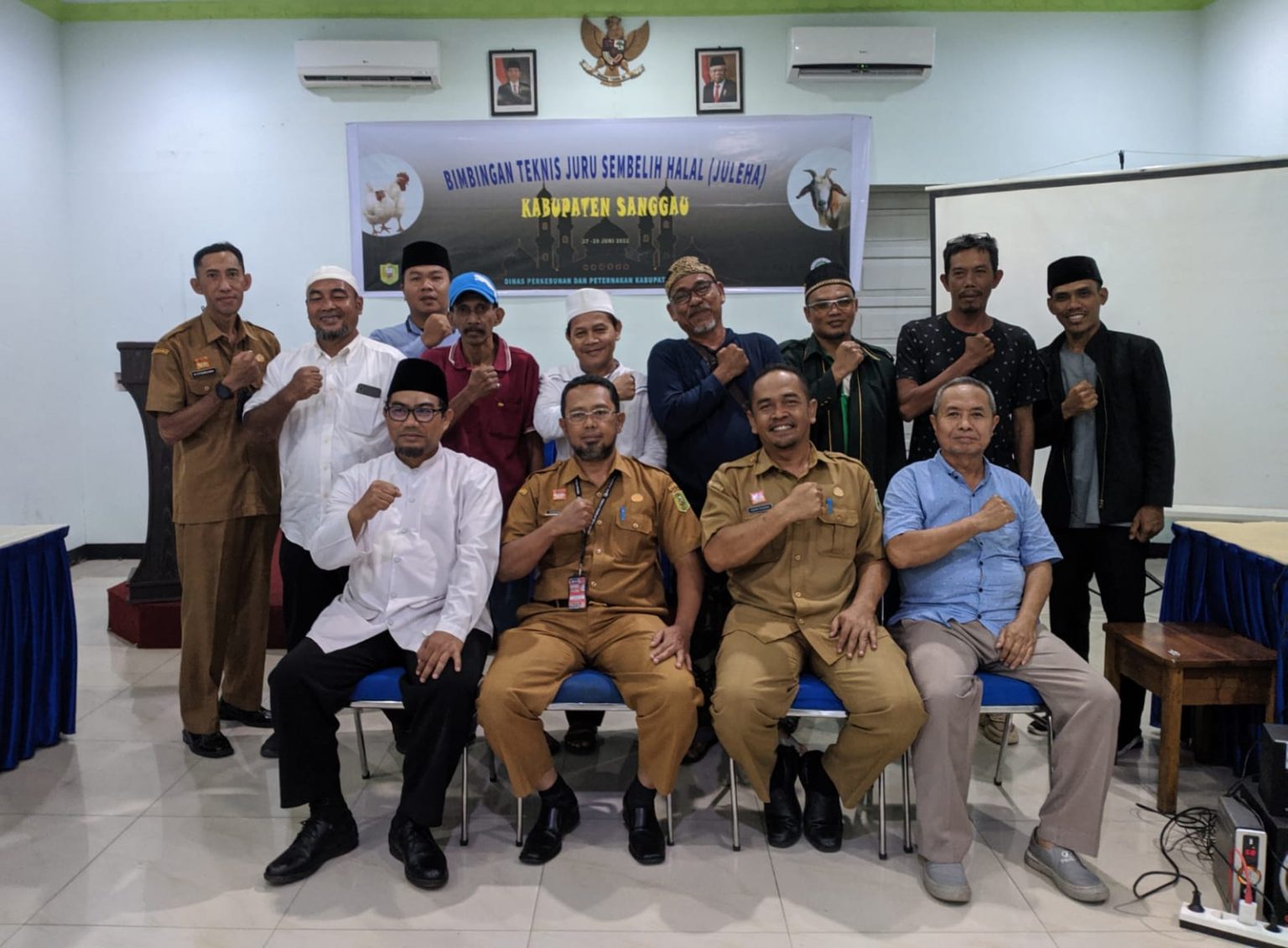 DISBUNNAK KAB. SANGGAU SELENGGARAKAN BIMBINGAN TEKNIS JURU SEMBELIH HALAL DISBUNNAK KAB. SANGGAU SELENGGARAKAN BIMBINGAN TEKNIS JURU SEMBELIH HALAL