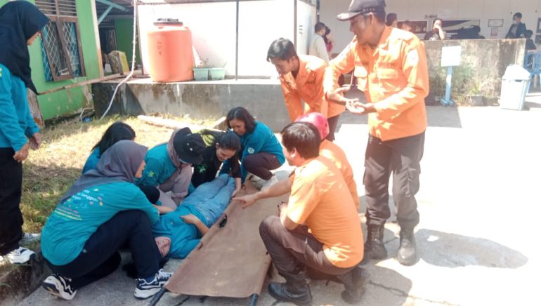Puskesmas Sanggau Gelar Simulasi Penggunaan APAR dan Evakuasi Korban Bencana – Kalimantan Today