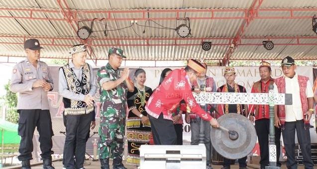 Sekda Sanggau Resmikan Rumah Adat Tawakng Gomoris Desa Penyelimau Jaya
