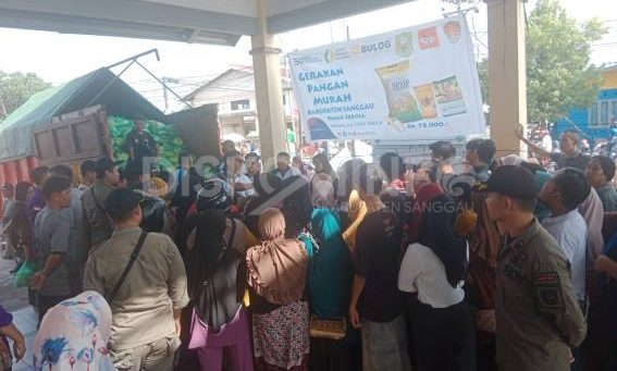 Gerakan Pasar Murah, Ratusan Warga Sanggau Bedatangan ke Pasar Seroja