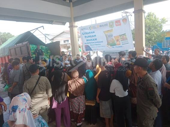 Gerakan Pasar Murah, Ratusan Warga Sanggau Bedatangan ke Pasar Seroja