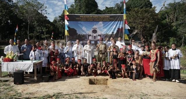 Bupati dan Wakil Bupati Sanggau Lakukan Peletakan Batu Pertama Pembangunan Gereja Katolik Santa Theresia Dusun Lintang Kapuas