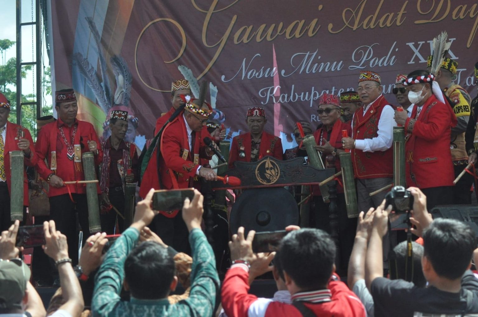 Hadiri Gawai Adat Dayak XIX Sanggau, Bupati Paolus Hadi Berharap Pekerjaan Ruas Jalan Jangkang Segera Ditender – Kalimantan Today Hadiri Gawai Adat Dayak XIX Sanggau, Bupati Paolus Hadi Berharap Pekerjaan Ruas Jalan Jangkang Segera Ditender – Kalimantan Today