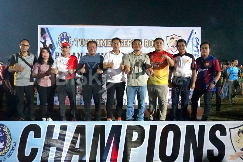 Bupati Sanggau Tutup Turnamen Sepak Bola Pekan Raya Menyabo Cup II