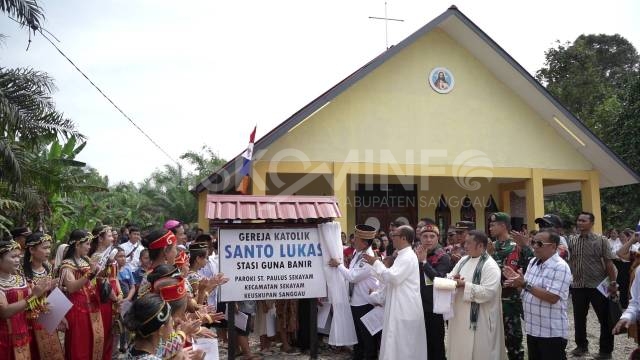 Wakil Bupati Sanggau Resmikan Gereja Santo Lukas Stasi Guna Banir Desa Sungai Tekam