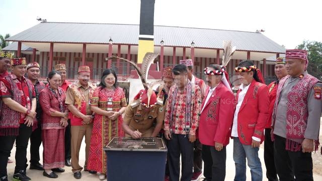 Bupati Sanggau Resmikan Rumah Betang Temenggung Petrus Djabab Kecamatan Beduai