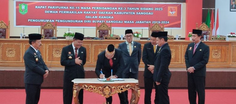 DPRD Gelar Rapat Paripurna, Bupati Sanggau Umumkan Pengunduran Diri – DPRD Kab. Sanggau