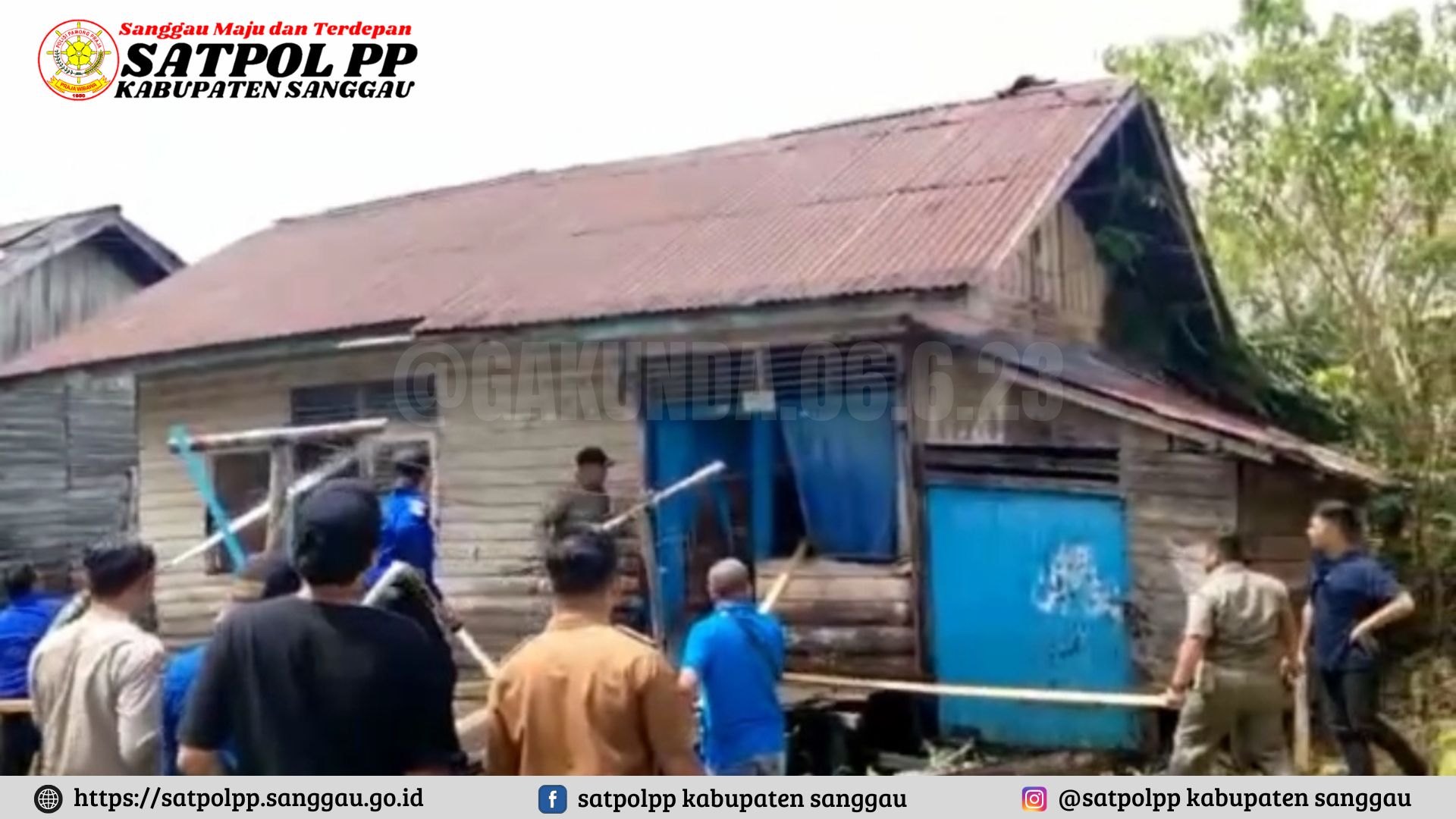SATPOL PP Sanggau menertibkan Aset Daerah – Satuan Polisi Pamong Praja