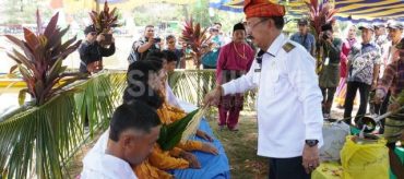 Wakil Bupati Sanggau Menutup Festival Mandi Daun Sabang Ke – 7 bertempat di Wisata Padong Pangeran Kecamatan Sekayam