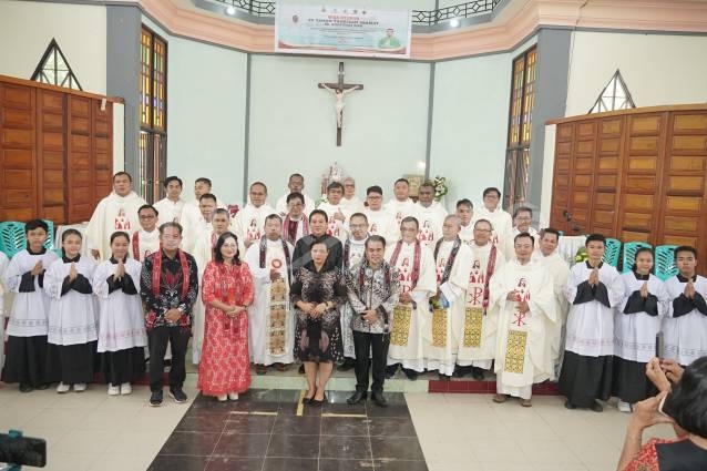 Bupati Sanggau Hadiri Misa Syukur 25 Tahun Tahbisan Imamat P. Agustius Rian
