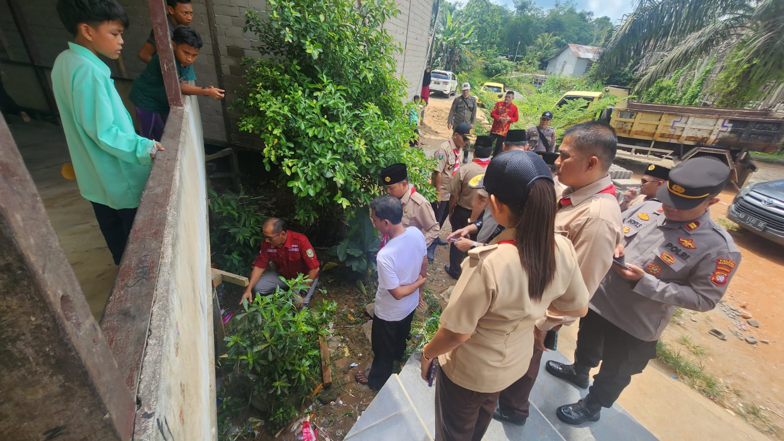 Kepala Dinas Kesehatan Sanggau Nekat Masuk ke Kolong Asrama – Kalimantan Today
