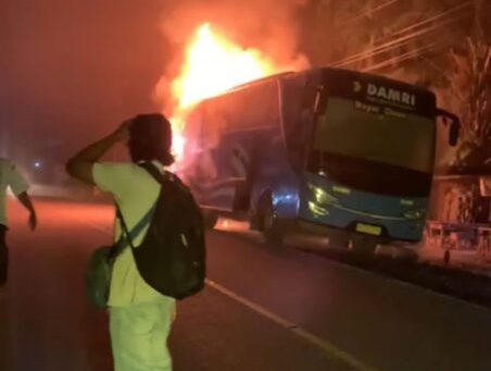 Bus Damri Rute Putussibau - Pontianak Hangus Terbakar di Sanggau