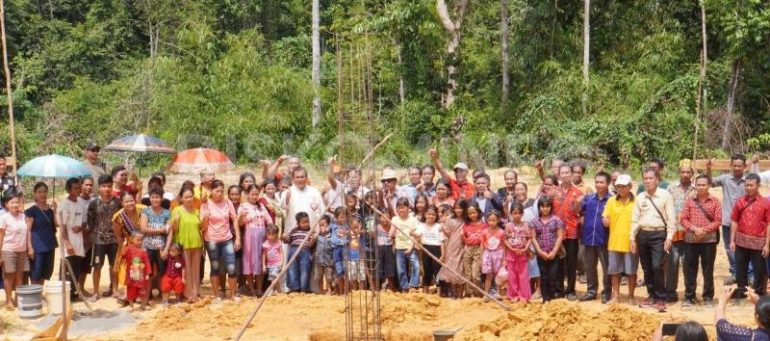 Plt.Bupati Sanggau Hadiri Peletakan Batu Pertama Rumah Ibadah Dusun Borang