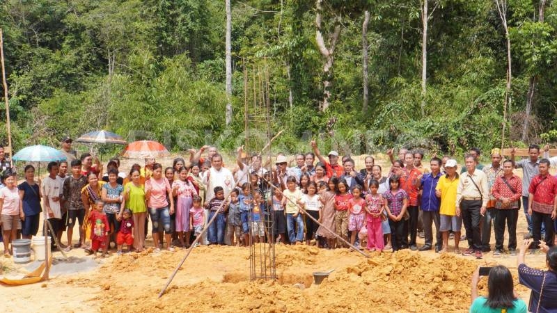 Plt.Bupati Sanggau Hadiri Peletakan Batu Pertama Rumah Ibadah Dusun Borang