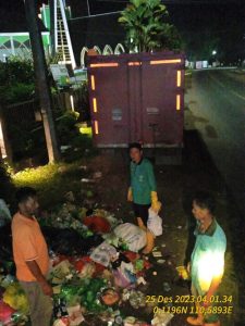 Jaga Kebersihan selama Libur Natal, DLH Sanggau Lakukan Piket Kebersihan – Dinas Lingkungan Hidup