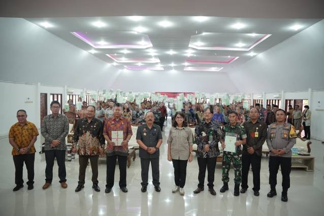 Plt Bupati Sanggau Menyerahkan 18.297 Sertifikat PTSL Gratis Kepada Warga Sanggau