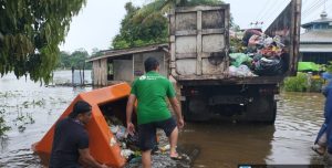 Berjibaku dengan Banjir, Petugas Kebersihan Angkut Sampah – Dinas Lingkungan Hidup