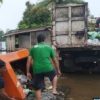 Berjibaku dengan Banjir, Petugas Kebersihan Angkut Sampah – Dinas Lingkungan Hidup