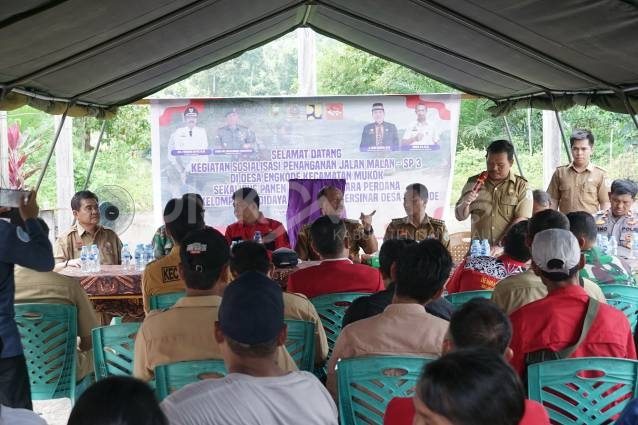 Plt. Bupati Sanggau Menghadiri Sosialisasi Penanganan Jalan Malan-SP3 Desa Engkode Kecamatan Mukok
