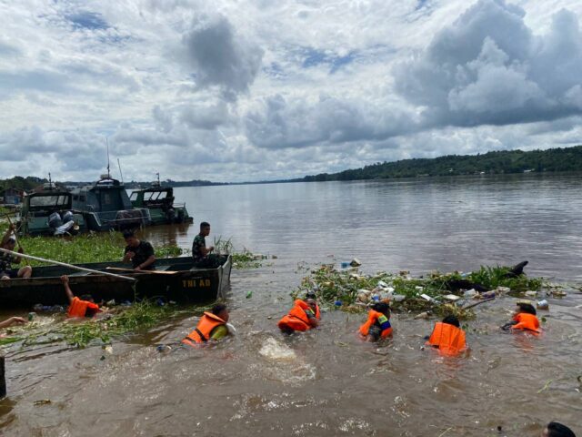 Keren...! Personil Kodim 1204 Sanggau Ini, Rela Berenang Demi Bersihkan Sampah di Sungai Kapuas