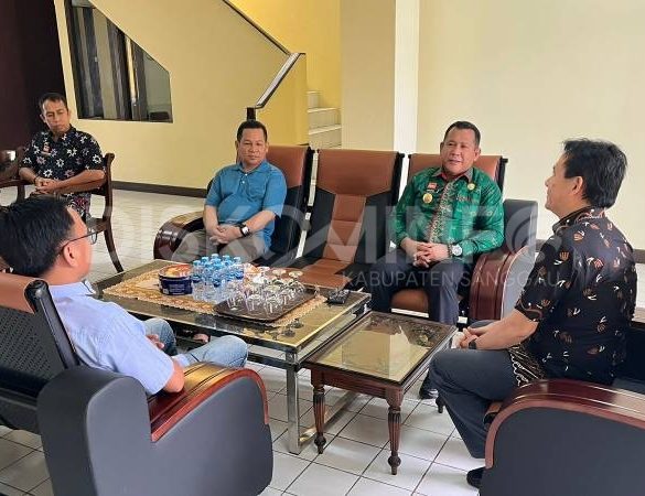 PJ Bupati Sanggau Silahturahmi Dengan Uskup Sanggau