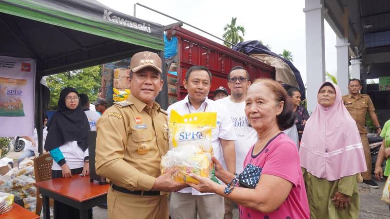 Pemkab Sanggau Melaksanakan Operasi Pasar, Ini Pesan PJ Bupati Sanggau