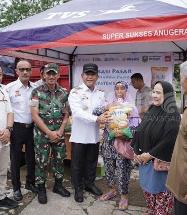 Pj. Bupati Sanggau Bersama TPID Kabupaten Sanggau Melanjutkan Operasi Pasar di Kelurahan Tanjung Sekayam