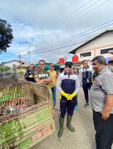 PJ Bupati Sanggau Pimpin Jumat Bersih Di Beberapa Pasar Kota Sanggau