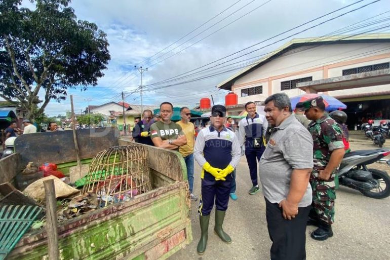 PJ Bupati Sanggau Pimpin Jumat Bersih Di Beberapa Pasar Kota Sanggau