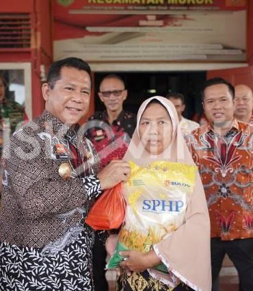 Pj Bupati Sanggau Menghadiri Operasi Pasar di Kecamatan Mokuk