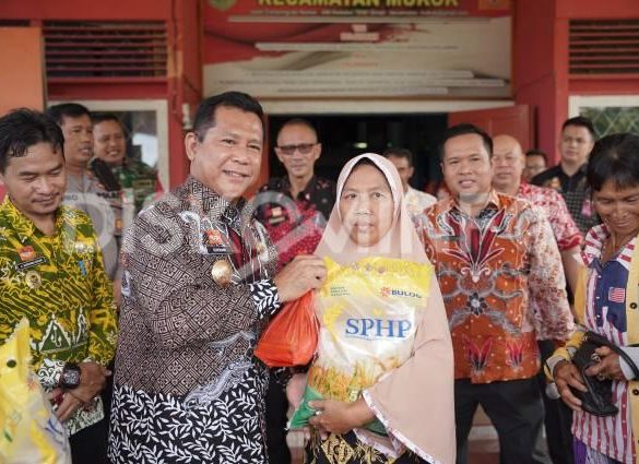 Pj Bupati Sanggau Menghadiri Operasi Pasar di Kecamatan Mokuk