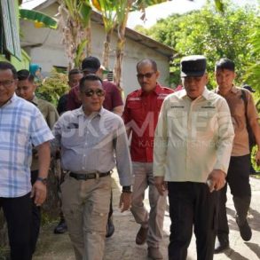Pj Bupati Sanggau Dampingi Pj Gubernur Kalbar Meninjau Anak Penderita Stunting dan Warga Miskin