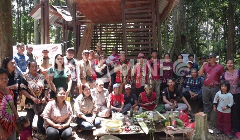 PJ Bupati Sanggau Mengikuti Ritual Adat Pedagi Macan Lojangk