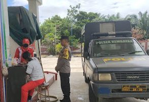 Polsek Kembayan Melaksanakan Patroli Pengecekan dan Jaga Keamanan Di SPBU Dusun Tapang Raya