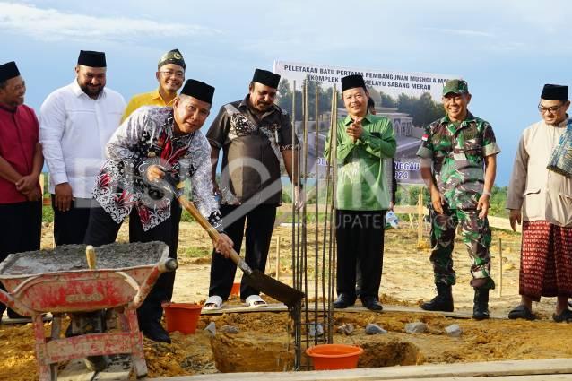 Pj Bupati Sanggau Lakukan Peletakan Batu Pertama Pembangunan Mushola MABM
